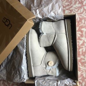 Never worn before UGGS (mini bailey button)